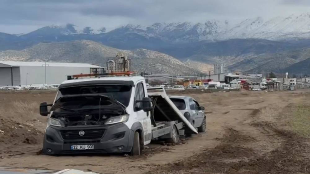 Bir &ccedil;ekiciyi kurtarmaya giden iki &ccedil;ekici de &ccedil;amura saplandı

