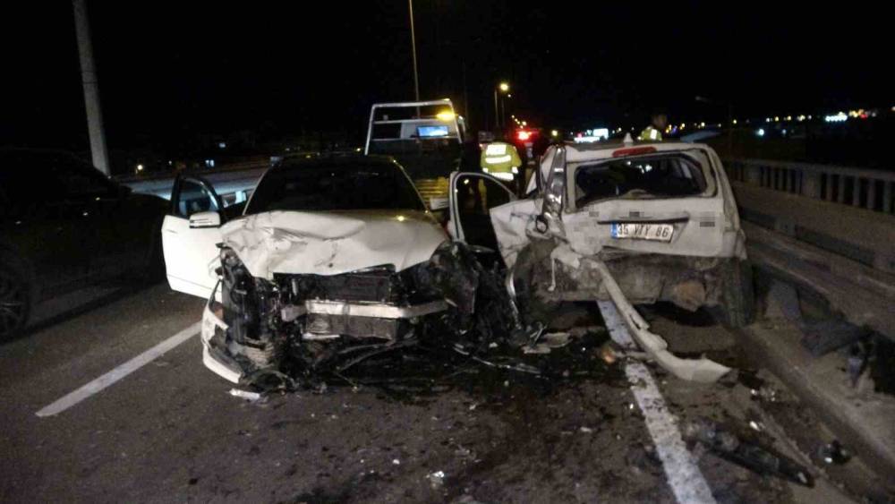 Manavgat&rsquo;ta k&ouml;pr&uuml;l&uuml; kavşakta zincirleme kaza: 2 yaralı
