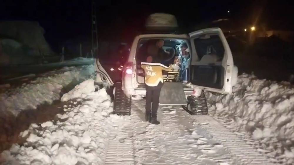 Bing&ouml;l&rsquo;de yolda kalan paletli ambulansı ekipler kurtardı
