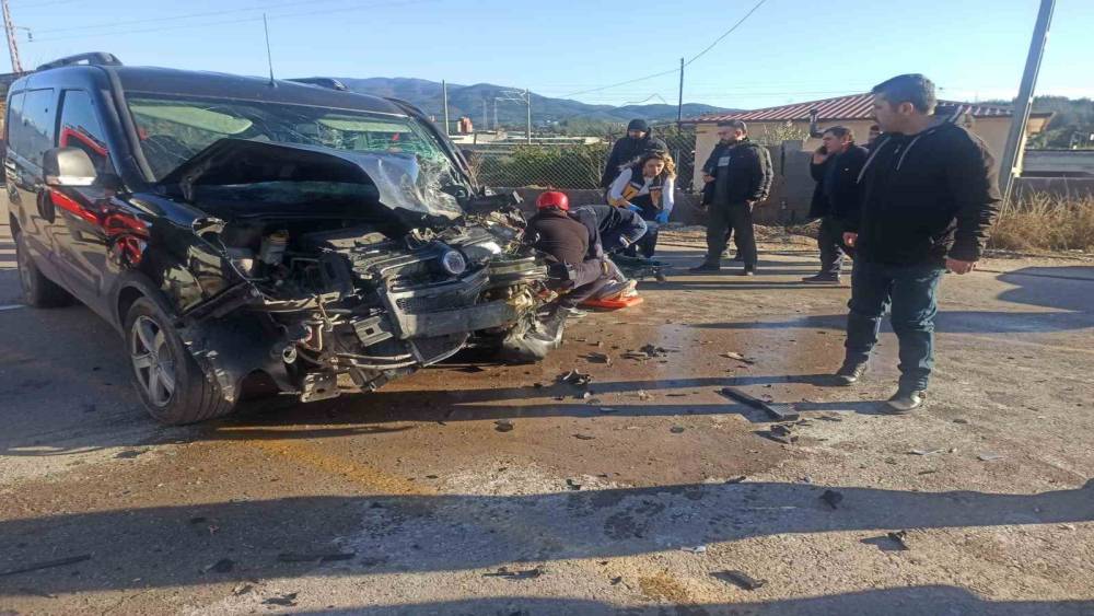 Osmaniye&rsquo;de servis minib&uuml;s&uuml; ile hafif ticari ara&ccedil; &ccedil;arpıştı: 7 yaralı
