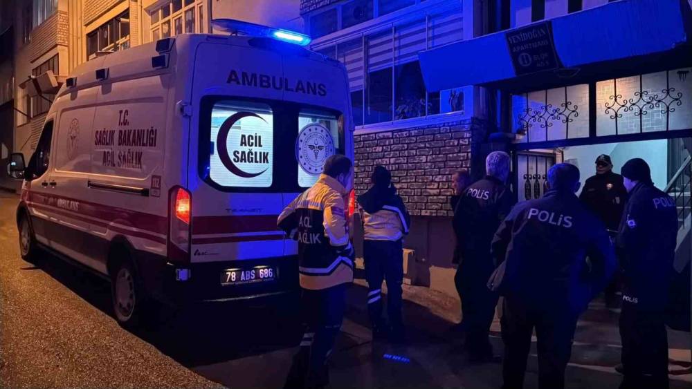 Yaşlı adam apartmanın merdiven boşluğunda &ouml;l&uuml; bulundu
