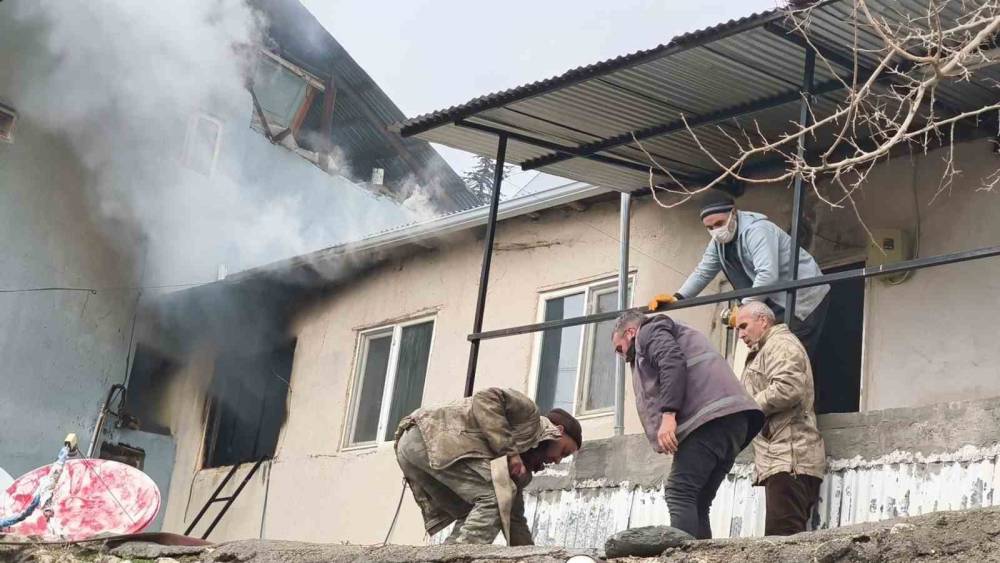 Tunceli&rsquo;deki ev yangını ekiplerin m&uuml;dahalesi ile s&ouml;nd&uuml;r&uuml;ld&uuml;
