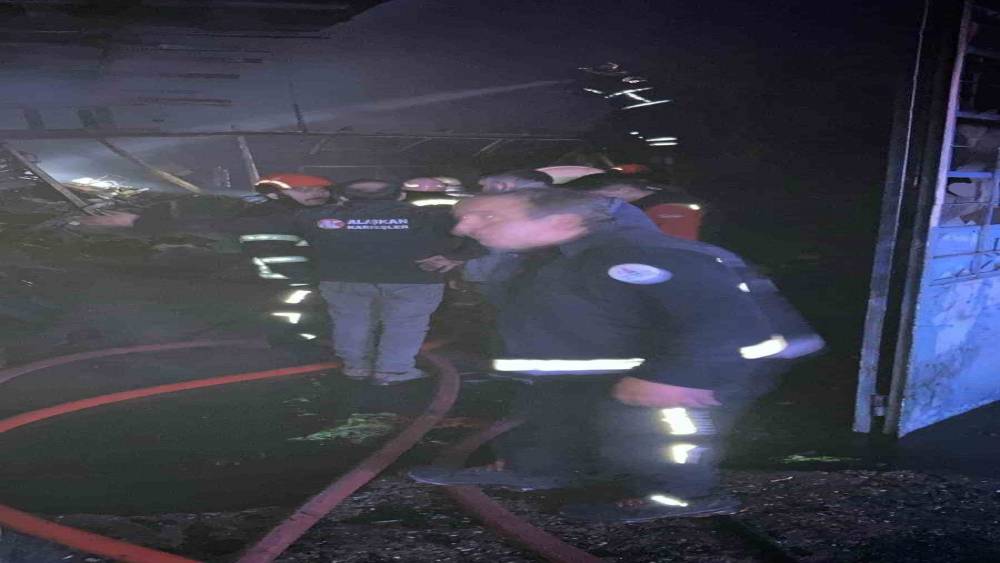 Oto d&ouml;şeme d&uuml;kkanı &ccedil;ıkan yangında k&uuml;le d&ouml;nd&uuml;
