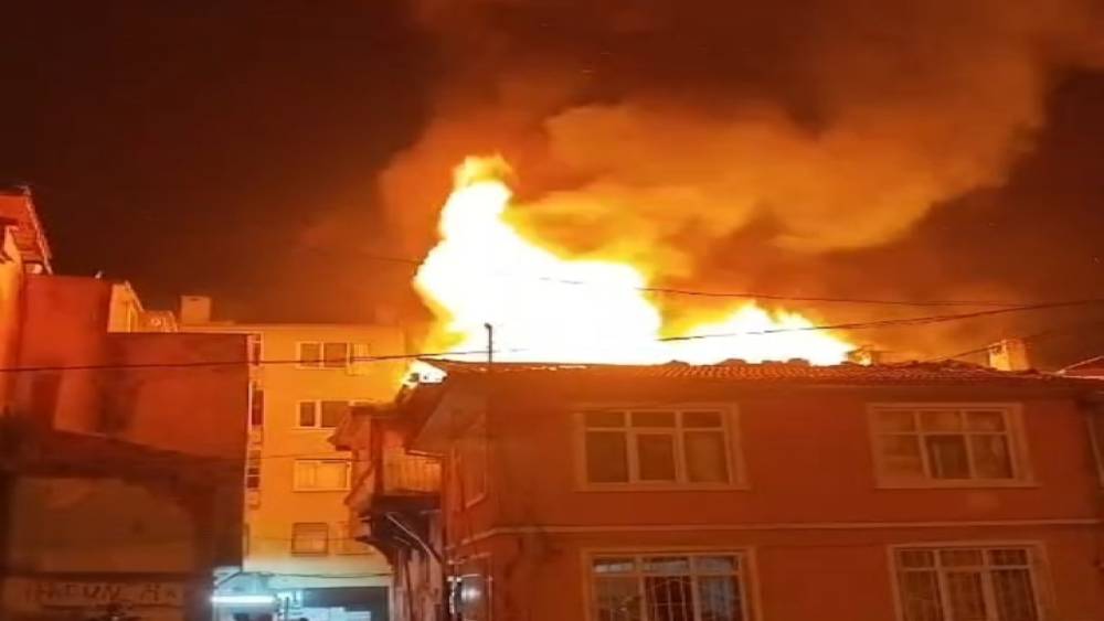 Bursa&rsquo;da metruk binanın &ccedil;atı katı alevlere teslim oldu
