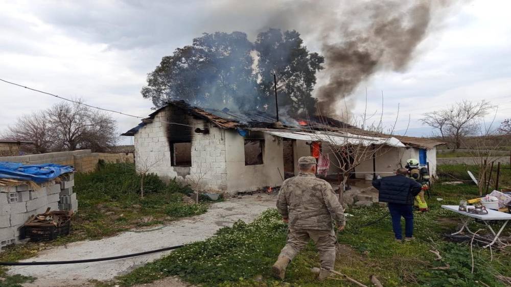 Kırıkhan&rsquo;da m&uuml;stakil ev alevlere teslim oldu
