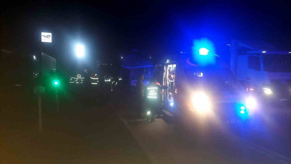 Amasya&rsquo;da otob&uuml;s ile tır &ccedil;arpıştı: &Ccedil;ok sayıda yaralı var
