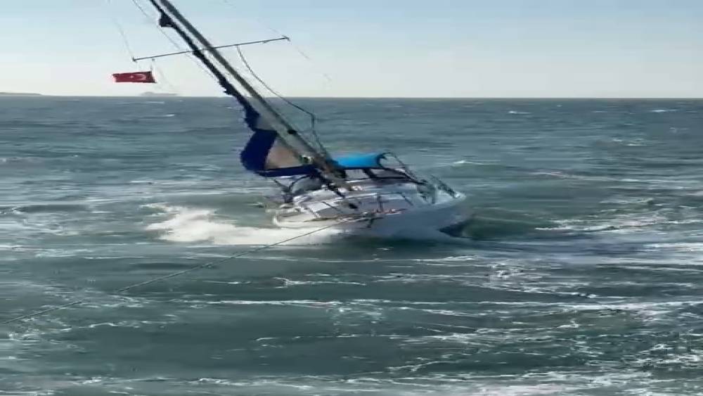 &Ccedil;anakkale&rsquo;de s&uuml;r&uuml;klenen yelkenlinin yardımına balık&ccedil;ı teknesi koştu
