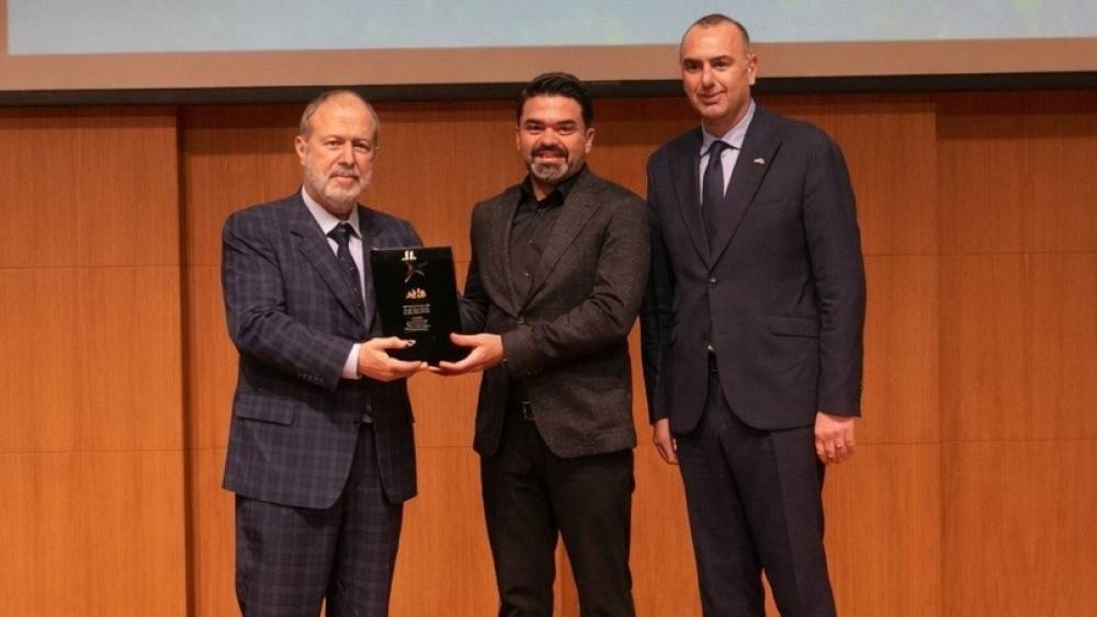 İş insanı Murat Topal&rsquo;a ihracat &ouml;d&uuml;l&uuml;
