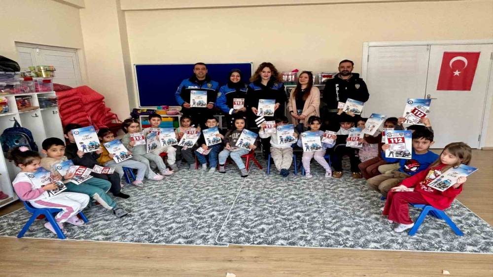 Kars&rsquo;ta minik &ouml;ğrencilere polislerden g&uuml;venlik eğitimi
