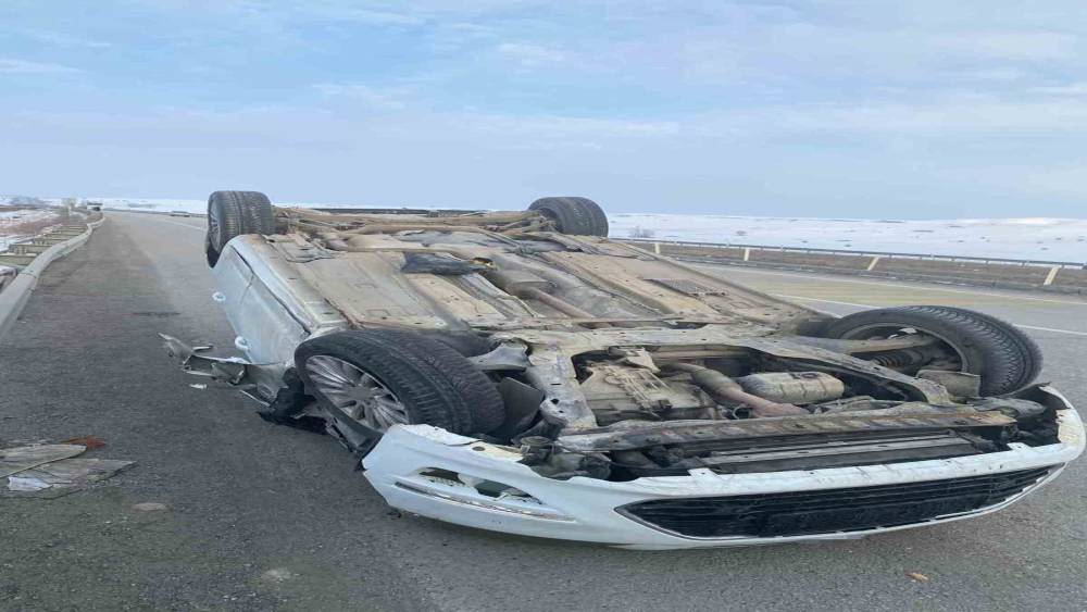 Aşkale&rsquo;de trafik kazası: Otomobil takla attı, 2 kişi yaralandı
