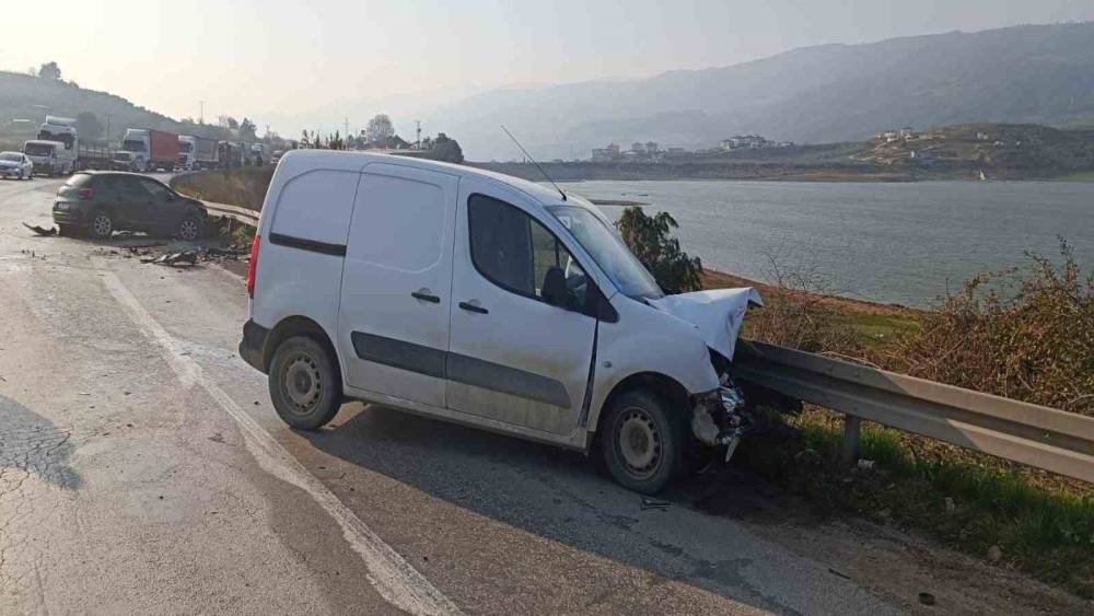 İki otomobil kafa kafaya &ccedil;arpıştı: 1 yaralı
