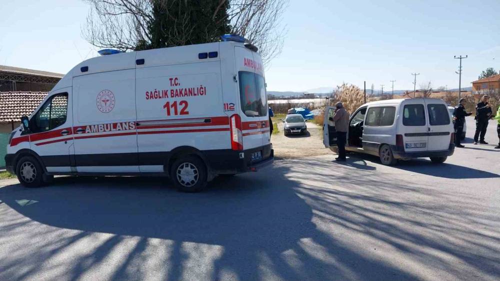 Tavşanlı&rsquo;da otomobil ile motosiklet &ccedil;arpıştı: 2 yaralı
