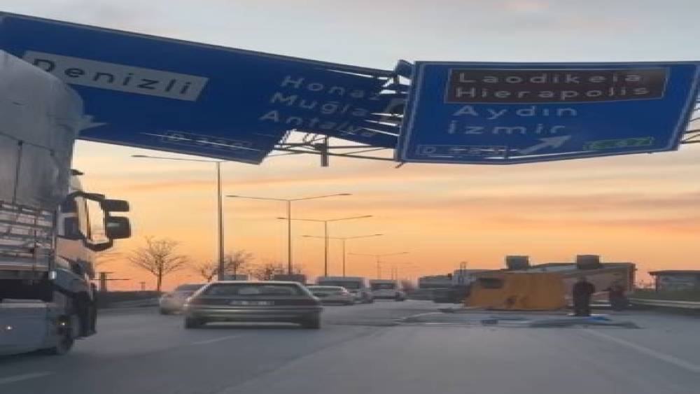 Y&ouml;nlendirme tabelasına &ccedil;arpan tırın dorsesi yola savruldu
