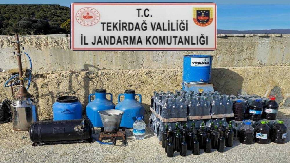 Şark&ouml;y&rsquo;de jandarmadan operasyon: Uyuşturucu, silah ve ka&ccedil;ak i&ccedil;ki ele ge&ccedil;irildi

