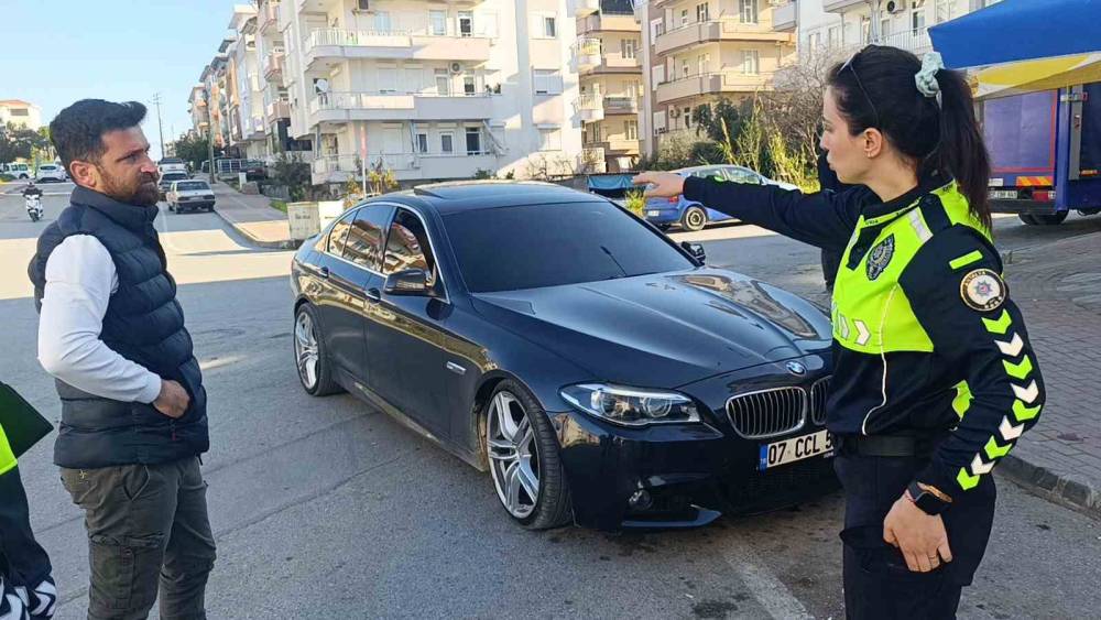 Manavgat&rsquo;ta park halindeki otomobile &ccedil;arpan motosikletli yaralandı
