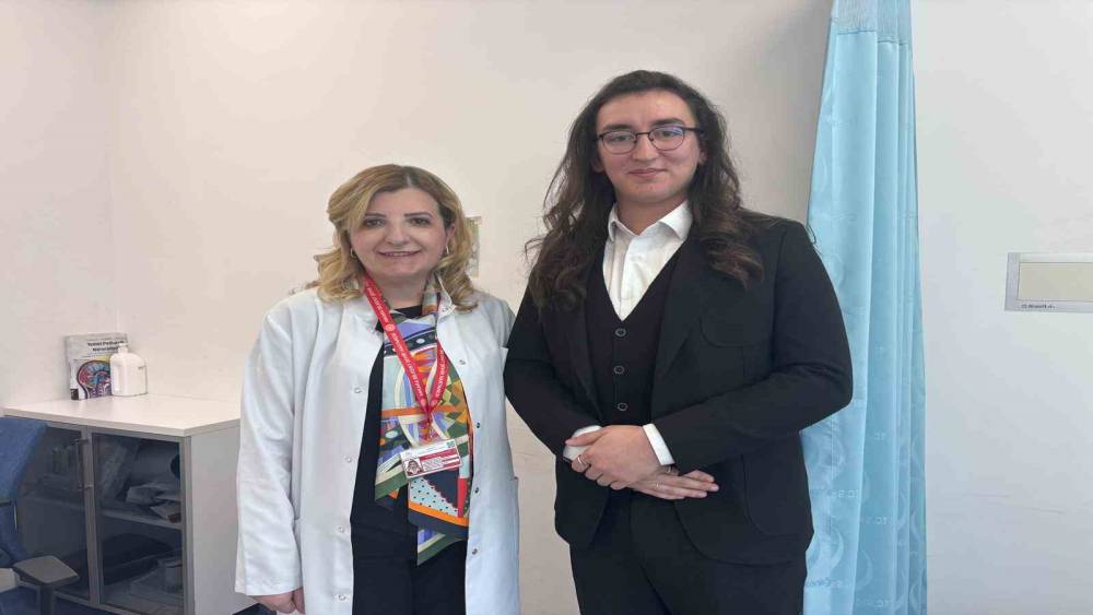 G&ouml;rme kaybı yaşarken ders &ccedil;alıştı, şimdi doktorlarıyla meslektaş olmayı hedefliyor
