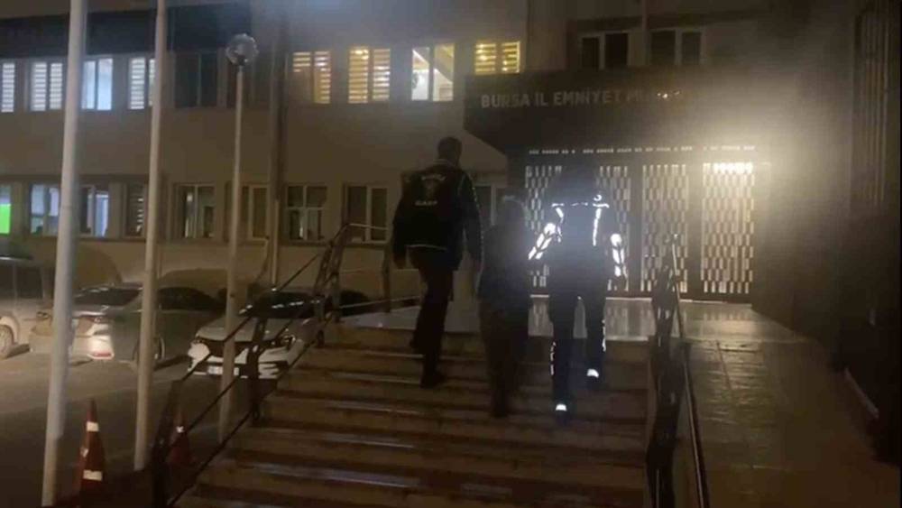 Bursa&rsquo;da 7 yıldır  aranan &ccedil;ocuk emniyetin &ouml;zel ekibiyle bulundu
