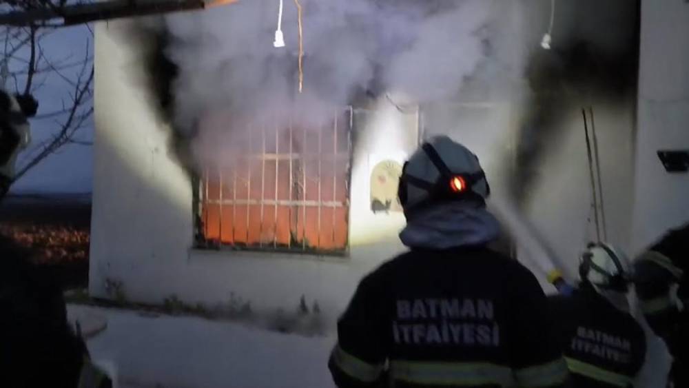 Batman&rsquo;da tek katlı ev alevlere teslim oldu
