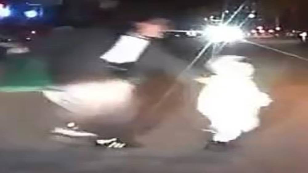 Annesinin elinden ka&ccedil;ıp yola koşan &ccedil;ocuk kazadan kurtuldu
