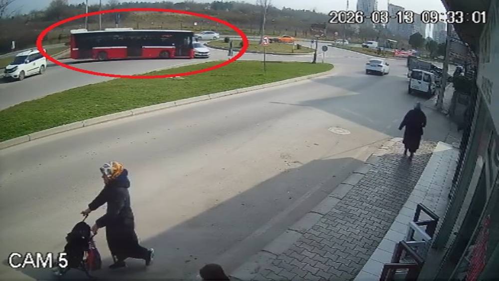 Halk otob&uuml;s&uuml; ile otomobilin &ccedil;arpıştığı kaza kamerada: 9 yaralı
