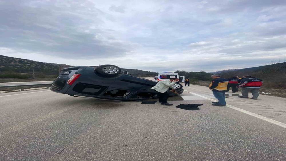 Ters d&ouml;nen ara&ccedil;tan sağ kurtuldu
