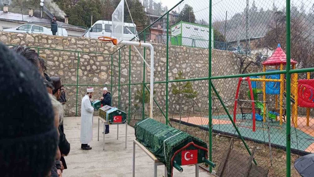 Minib&uuml;s&uuml;n u&ccedil;uruma yuvarlandığı kazada &ouml;len 3 kişi son yolculuklarına uğurlandı

