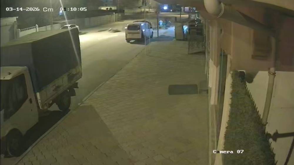 Polis uygulamasından ka&ccedil;an alkoll&uuml; s&uuml;r&uuml;c&uuml; motosiklete &ccedil;arptı: Belediye başkanının oğlu &ccedil;ıktı
