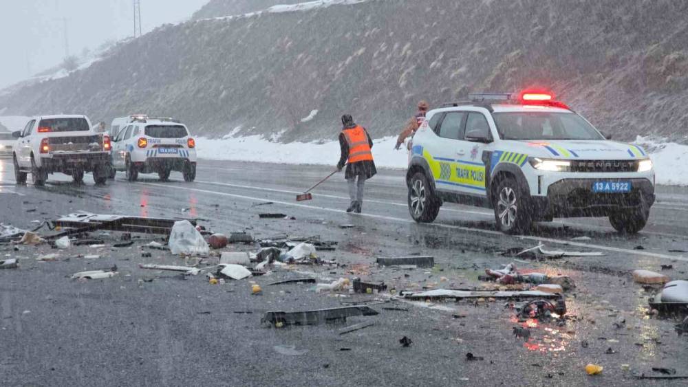 Tatvan&rsquo;daki feci kazada karı koca hayatını kaybetti
