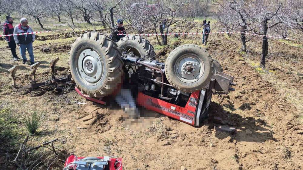 Tarlasını s&uuml;rerken devrilen trakt&ouml;r&uuml;n altında kaldı
