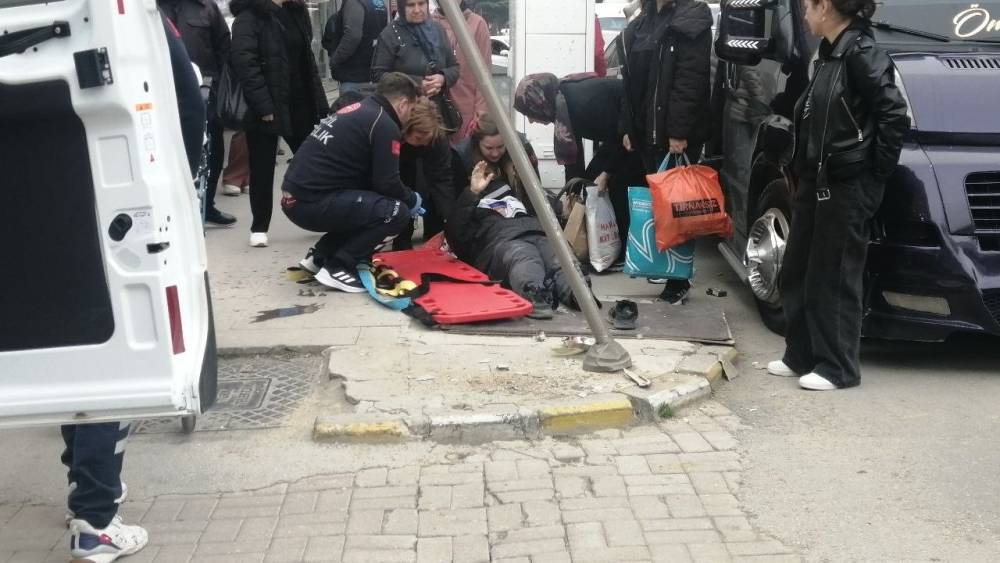 Isparta&rsquo;da kontrolden &ccedil;ıkan otomobil yayaya &ccedil;arptı: 1 yaralı
