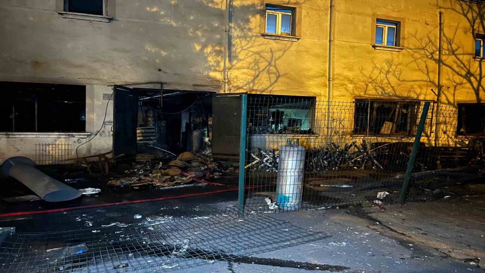 Arnavutk&ouml;y&rsquo;de metal fabrikasında sanayi tipi t&uuml;p patladı: 1&rsquo;i ağır 3 iş&ccedil;i yaralandı
