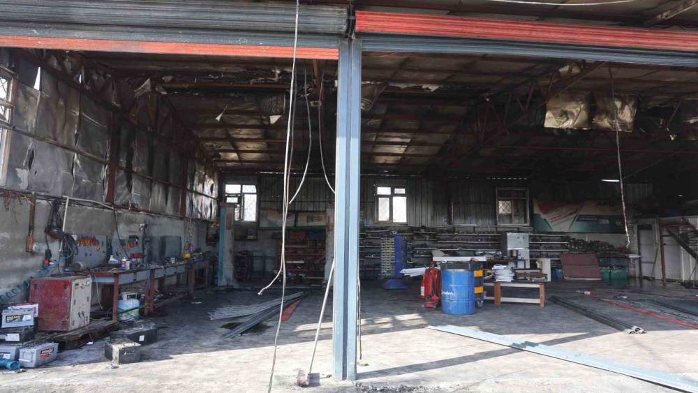 Korkutan yangında, iş yeri ve kamyonet zarar g&ouml;rd&uuml;
