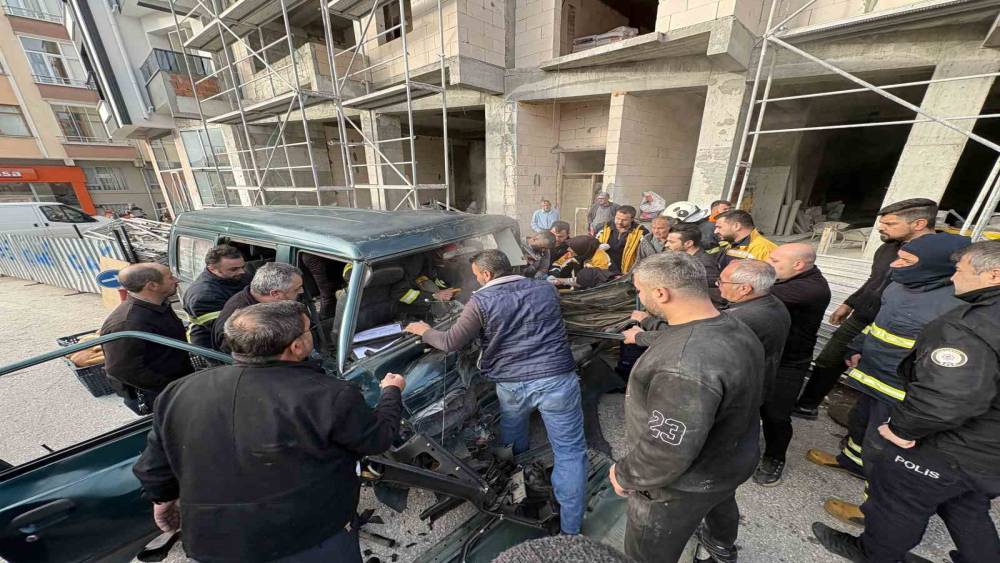 Kastamonu&rsquo;da ekmek taşıyan fırın ara&ccedil;ları &ccedil;arpıştı: 3 yaralı
