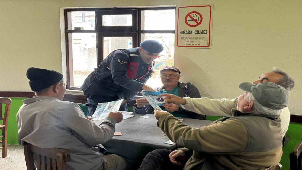 &Ccedil;anakkale&rsquo;de jandarmadan k&ouml;ylerde dolandırıcılık ve hırsızlığa karşı bilgilendirme &ccedil;alışması
