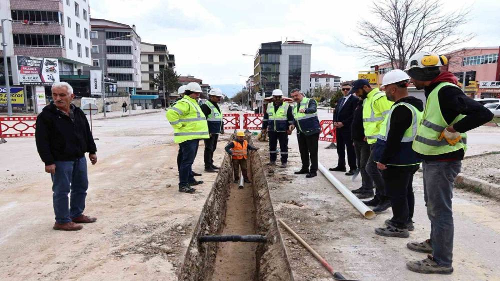 Merzifon&rsquo;un i&ccedil;me suyu projesinde boru d&ouml;şeme &ccedil;alışması s&uuml;r&uuml;yor

