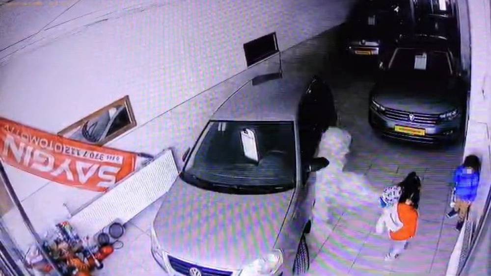 Afacanların yangın t&uuml;p&uuml;yle oyunu işyeri sahibini korkuttu
