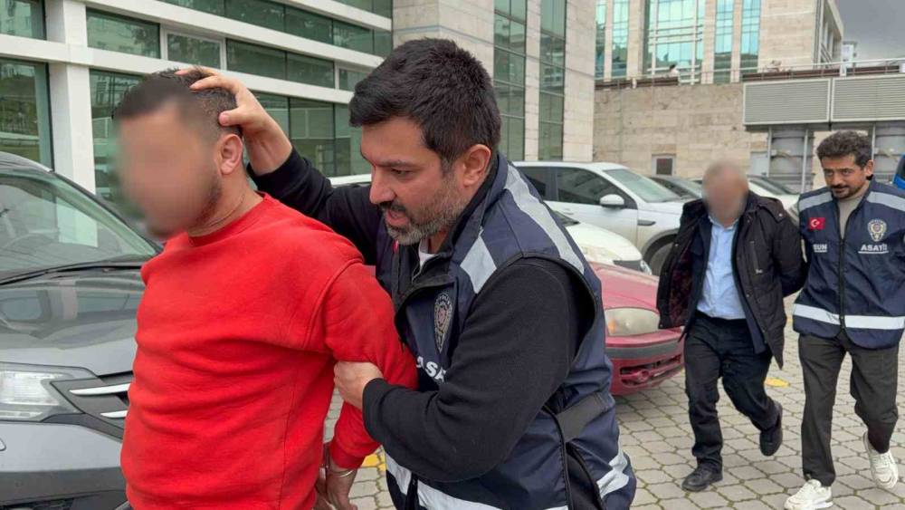 Okul &ouml;n&uuml;ndeki 2 kişinin yaralandığı silahlı saldırıyla ilgili 2 kişi adliyeye sevk edildi
