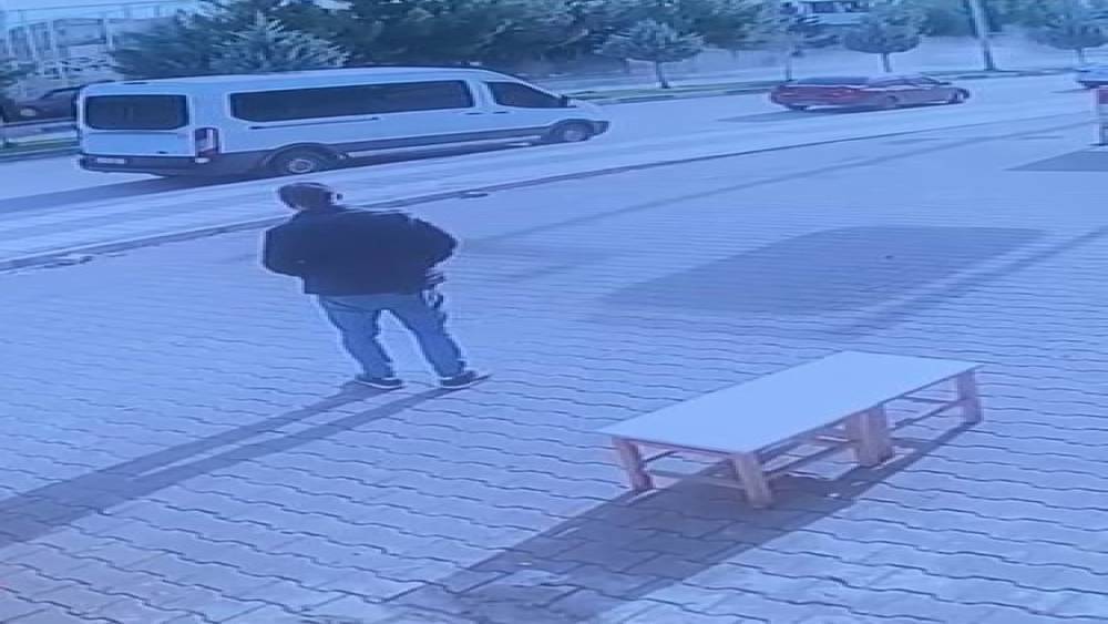 Diyarbakır&rsquo;da 2 &ouml;ğrencinin yaralandığı kaza anı g&uuml;venlik kameralarına yansıdı
