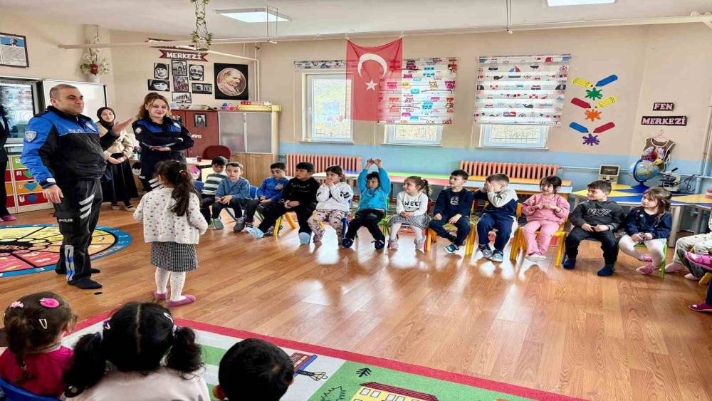 Kars&rsquo;ta polis &ouml;ğrencilerle buluştu
