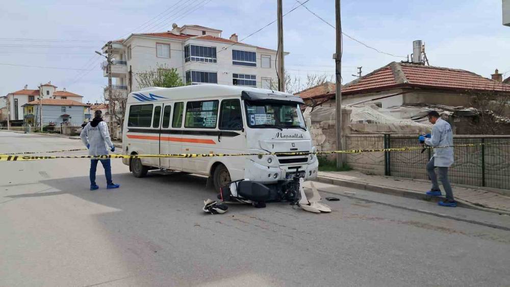 Minib&uuml;s&uuml;n &ccedil;arptığı elektrikli bisikletteki 2 &ccedil;ocuk ağır yaralandı
