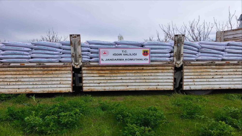 Iğdır&rsquo;da ka&ccedil;ak g&uuml;bre operasyonu: 30 ton &uuml;r&uuml;n ele ge&ccedil;irildi
