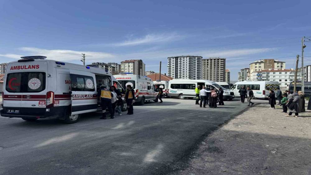 Kayseri&rsquo;de iki servis aracının &ccedil;arpıştığı kaza anı g&uuml;venlik kamerasında
