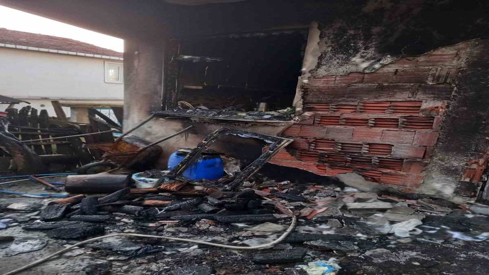 Mutfakta &ccedil;ıkan yangın evi k&uuml;le &ccedil;eviriyordu
