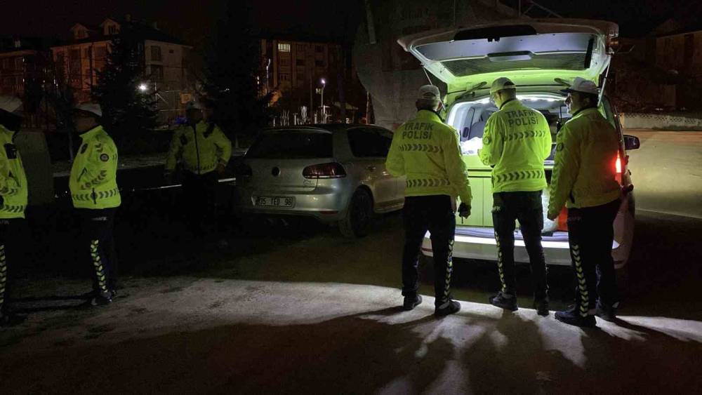 Vatandaşların ihbarı &uuml;zerine yakalandı: Abartı egzozlu ara&ccedil; trafikten menedildi
