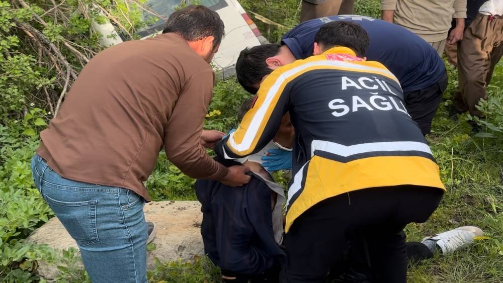Şemdinli&rsquo;de minib&uuml;s yoldan &ccedil;ıktı: 3 yaralı
