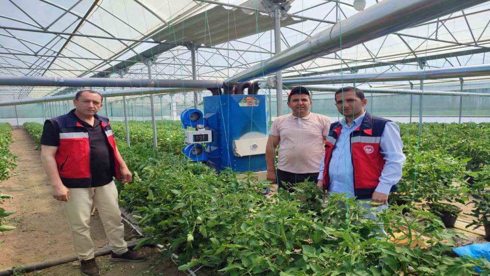 Simav&rsquo;da topraksız seraya ge&ccedil;iş yapan &uuml;reticilere teknik bilgi verildi
