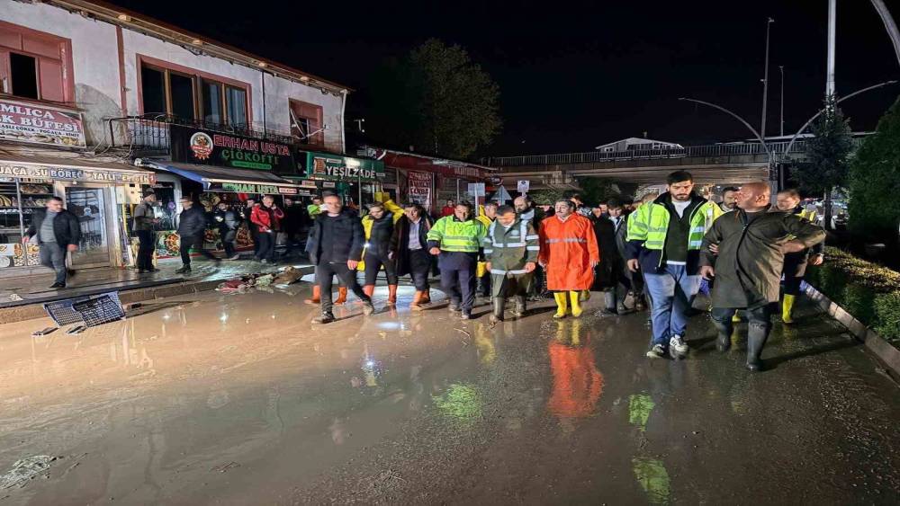AFAD: "Su baskınlarının yol a&ccedil;tığı olumsuzlukları bertaraf etmek &uuml;zere bin 513 personel ve 196 AFAD g&ouml;n&uuml;ll&uuml;s&uuml; ile m&uuml;dahale hizmetleri yerine getirilmiştir"

