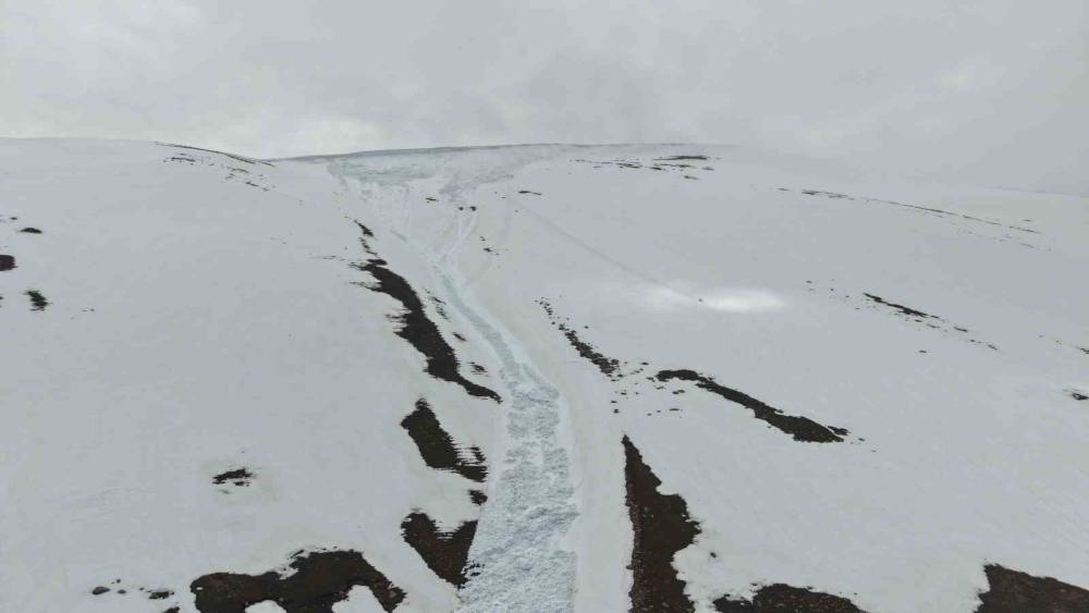 Kandilli Sıra Dağları&rsquo;ndaki &ccedil;ığın izleri havadan g&ouml;r&uuml;nt&uuml;lendi
