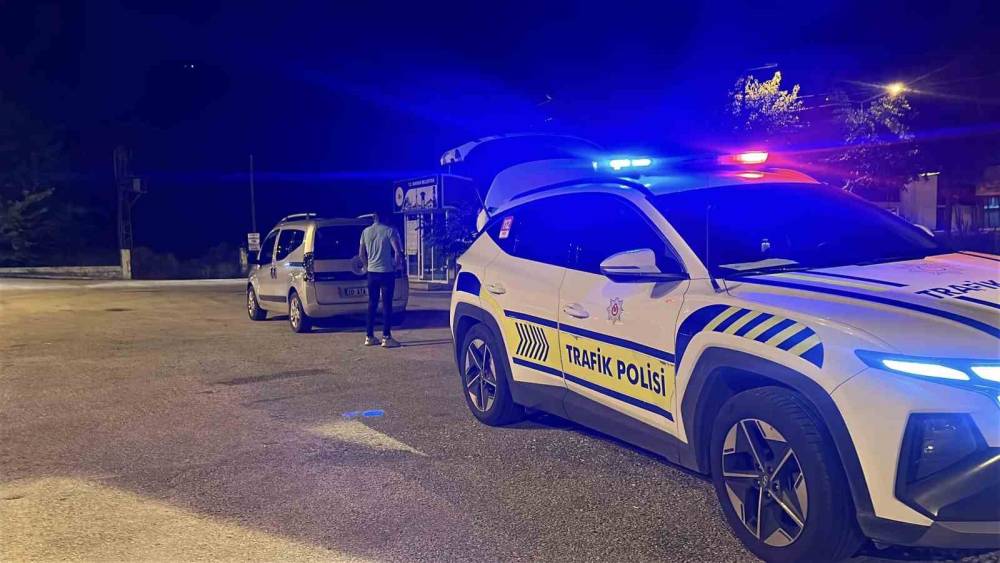 Alkoll&uuml; yakalanan s&uuml;r&uuml;c&uuml; &rsquo;alkoll&uuml; değilim&rsquo; diyerek kendini savundu
