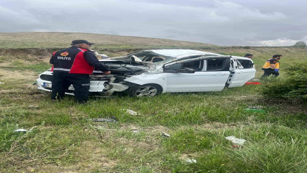 Sivas&rsquo;ta takla atan otomobilde 5 kişi yaralandı
